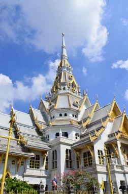 Beyaz pagoda altınla süslenmiş. Sothon Worawihan Tapınağı Tayland 'ın Chachoengsao eyaletinde yer almaktadır. Taylandlılar arasında popüler olan kutsal bir yerdir..