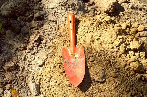 橙色锄头放在一堆土上 农业工具 — 图库照片