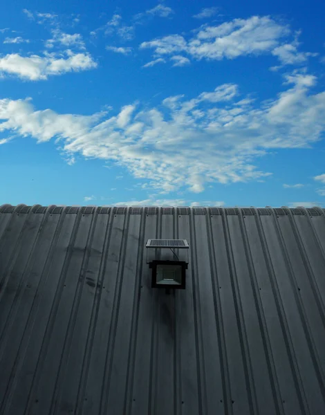 Fabrieksdak Zonne Energie Blauwe Lucht Witte Pluizige Wolken Schone Energie — Stockfoto