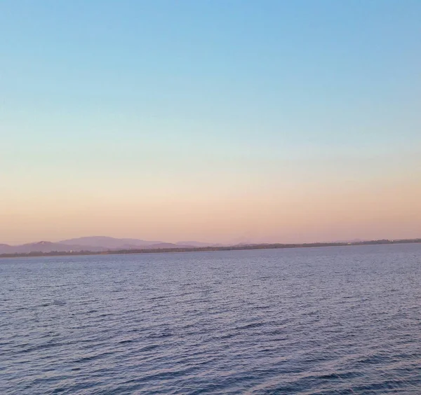 蔚蓝的天空大海 黄昏的时候 平静的气氛 给人一种放松的感觉 — 图库照片