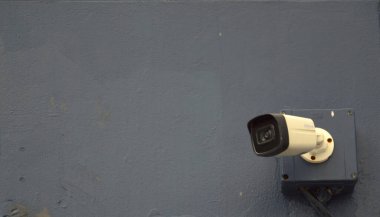 Evin duvarına CCTV monte edilmiş, bakım, güvenlik, hırsızlık konsepti