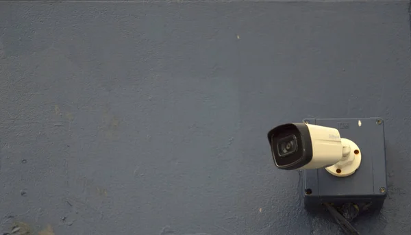 Evin duvarına CCTV monte edilmiş, bakım, güvenlik, hırsızlık konsepti