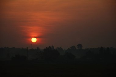 Şafakta gün doğumu konsepti yeni bir gün, yeni bir yıl, yeni bir hayat başlıyor.