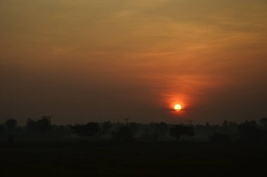 Şafakta gün doğumu konsepti yeni bir gün, yeni bir yıl, yeni bir hayat başlıyor.
