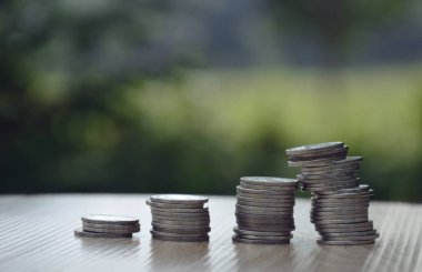 Merdivenlere istiflenmiş bozuk para yığını, eğik, bulanık arka plan, konsept, risk, kayıp, ekonomik kriz