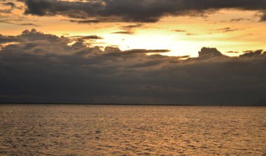 Kara fırtına denizin ortasında güneşi karartıyor Meteoroloji Bölümü Meteoroloji Hava Durumu Muson mevsimi Turizm Tatili Hava durumunu kontrol edin