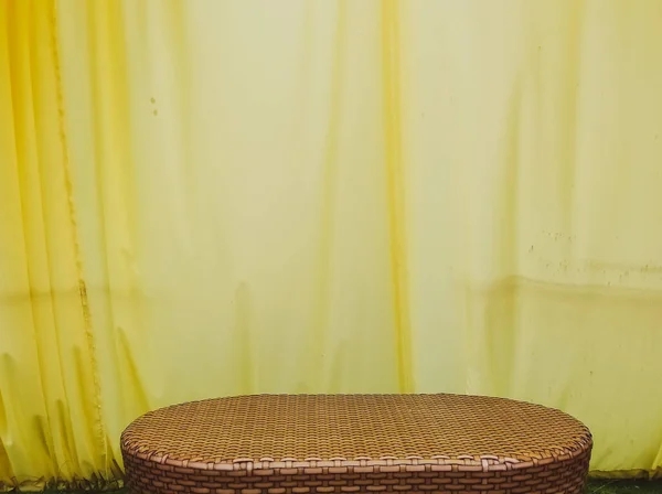 Коричневый Бамбуковый Счетчик Желтый Занавес Концепция Фона Пустая Полка Используйте — стоковое фото
