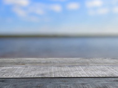 Eski ahşap masa rafı, turkuaz göl arka planı..