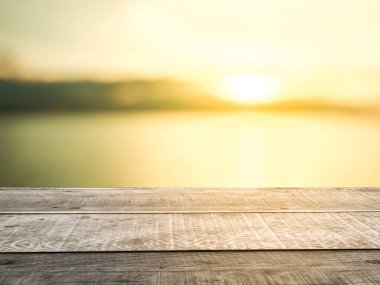 Eski ahşap masa rafı, bulanık arka plan, gün batımı turuncu ışık.
