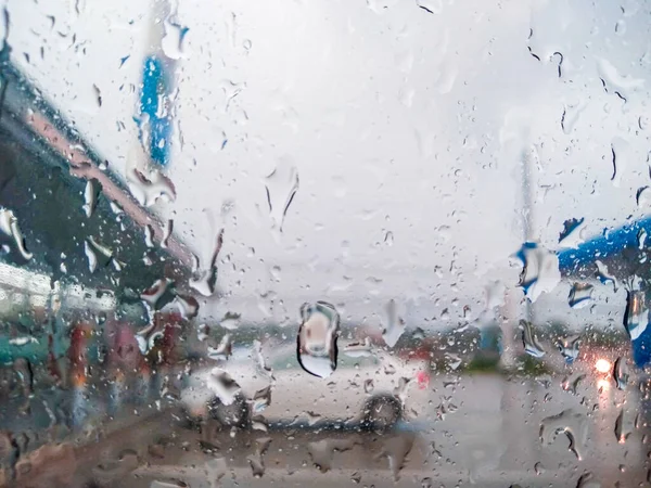 Падіння Дощу Перед Вітровим Склом Розмивання Фону Білого Автомобіля Азс — стокове фото