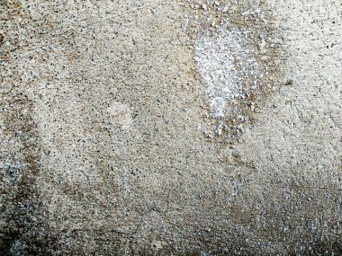 Beton duvarlar beyaz tuzla boyanmış..