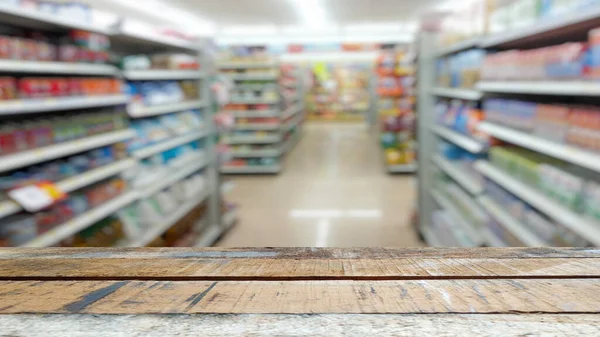 Eski kahverengi ahşap masa süpermarket alışveriş merkezinin arka planı bulanık