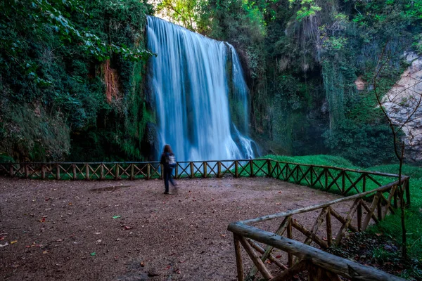 İspanya 'nın Nuevalos kentindeki Piedra Manastırı. Büyülü şelalelerle dolu yüz yıllık bir orman.