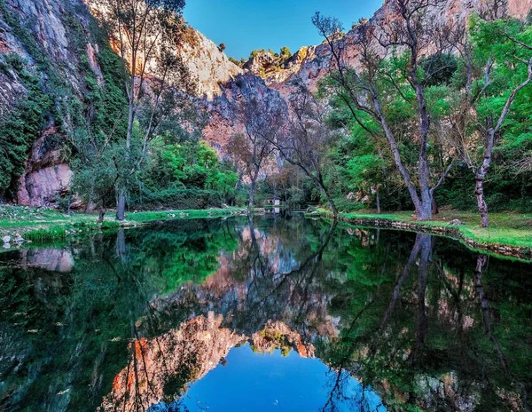 スペインのヌエヴォスにあるMonasterio Piedra公園は 魔法の滝でいっぱいの100年前の森の中にあります — ストック写真