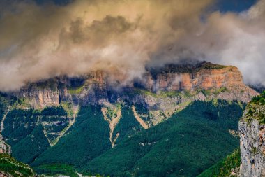 Ordesa y Monte Perdido Ulusal Parkı, İspanya Pireneleri 'nde muhteşem nehirleri, şelaleleri, dağları, kayınları ve köknar ormanlarıyla