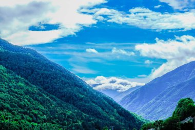 Ordesa y Monte Perdido Ulusal Parkı, İspanya Pireneleri 'nde muhteşem nehirleri, şelaleleri, dağları, kayınları ve köknar ormanlarıyla
