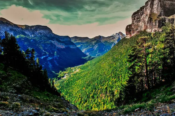 Ordesa y Monte Perdido Ulusal Parkı, İspanya Pireneleri 'nde muhteşem nehirleri, şelaleleri, dağları, kayınları ve köknar ormanlarıyla