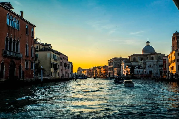 Vaporetto Büyük Kanal Boyunca Venedik Merkezine Doğru Gün Batımında — Stok fotoğraf