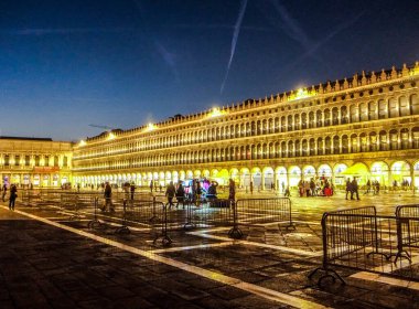 Geceleri Venedik 'teki St. Mark Meydanı