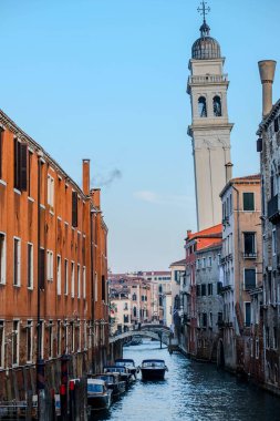 Venedik 'teki San Giorgio dei Greci Ortodoks Kilisesi' nin eğimli çan kulesi.