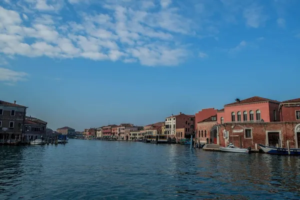 Venedik lagünündeki Murano şehrinin giriş kanalı.