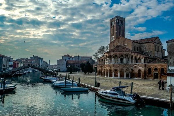 Venedik lagünündeki Murano Kilisesi