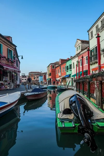 Burano 'nun evlerinin manzarası, her biri farklı renkte.