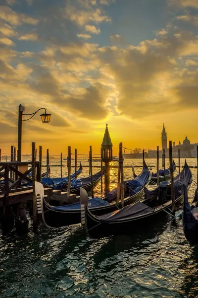 Gün Batımında Venedik Teki San Marco Meydanında Gondollar — Stok fotoğraf