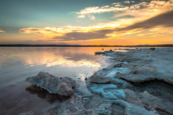 日落时分 托雷维加的萨利纳斯 一个通过蒸发产生盐的泻湖 由于生活在那里的微生物 其颜色呈粉红色 — 图库照片
