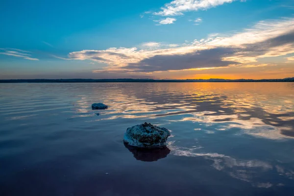 Günbatımında Torrevieja Nın Salinaları Buharlaşmayla Tuz Üreten Içinde Yaşayan Mikroorganizmalar — Stok fotoğraf
