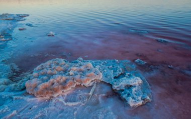 Günbatımında Torrevieja 'nın Salinaları, buharlaşmayla tuz üreten ve içinde yaşayan mikroorganizmalar nedeniyle pembe renkte bir lagün.