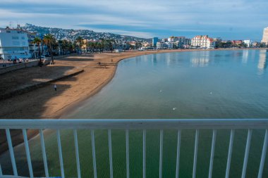 İspanyol Akdeniz 'deki Peniscola' nın eski duvarında bir savunma topu