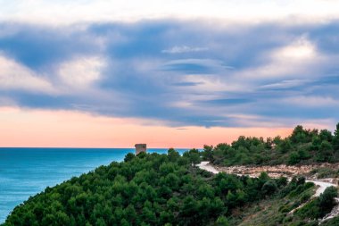 İspanyol Akdeniz, Peniscola 'daki Sierra de Irta doğal parkındaki eski Badum kulesi.
