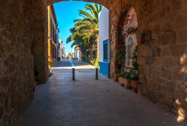 Tabarca adasındaki eski kasabaya açılan kapı, İspanya Akdeniz 'de, Santa Pola' nın önünde, Alicante