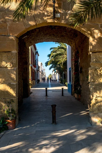 タバルカ島の旧市街へのゲートウェイ スペイン地中海 サンタ ポラの前 アリカンテ — ストック写真