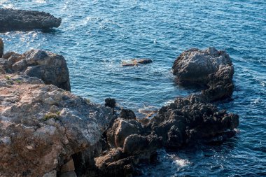Tabarca antik adasının kayalık kıyılarında, İspanyol Akdeniz 'inde, Santa Pola' nın önünde, Alicante