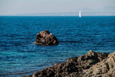 Tabarca antik adasının kayalık kıyılarında, İspanyol Akdeniz 'inde, Santa Pola' nın önünde, Alicante
