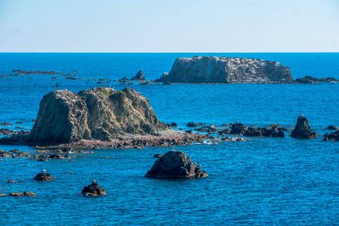 Tabarca antik adasının kayalık kıyılarında, İspanyol Akdeniz 'inde, Santa Pola' nın önünde, Alicante