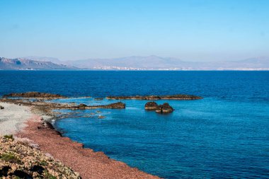 Tabarca antik adasının kayalık kıyılarında, İspanyol Akdeniz 'inde, Santa Pola' nın önünde, Alicante