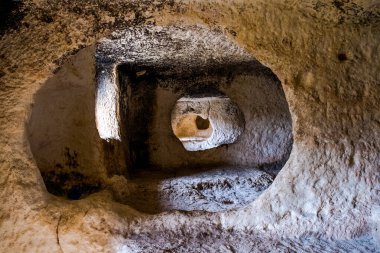 İspanya, Bocairent 'teki Moors mağaraları, ortaçağdan kalma kayalara oyulmuş evler.