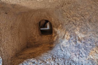 İspanya, Bocairent 'teki Moors mağaraları, ortaçağdan kalma kayalara oyulmuş evler.