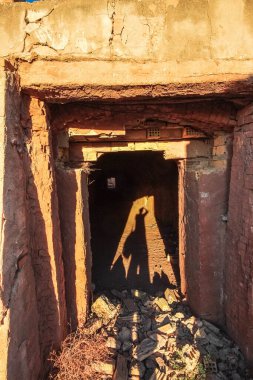 İspanya 'nın Alicante kentindeki Agost kasabasında eski ve terk edilmiş bir seramik fabrikası.