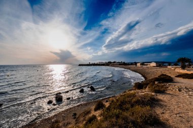 İspanya Akdeniz 'deki Tabarca adasının ana plajı, gün batımında.
