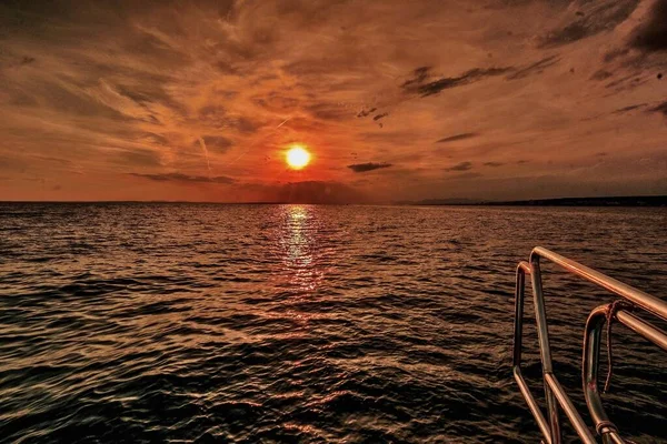 Σαλπάρουμε Ήδη Ηλιοβασίλεμα Τελευταίο Πλοίο Που Φεύγει Από Νησί Ταμπάρκα — Φωτογραφία Αρχείου