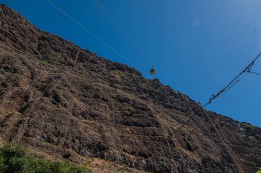 La Faja dos Padres, uçurumla deniz arasında uzanan ve teleferik ile ulaşılabilen çok güzel bir tarım arazisi.