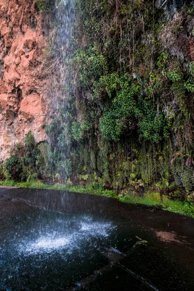 Una Cascada Cae Medio Carretera Ponta Sol Madeira —  Fotos de Stock