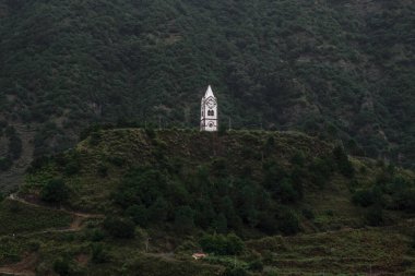 Madeira 'nın kuzeyindeki San Vicente köyünün manzarası