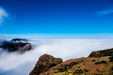 Pico Arieiro 'nun tepesinde, 1813 metre yüksekliğindeki Madeira' nın üçüncü en yüksek noktası.