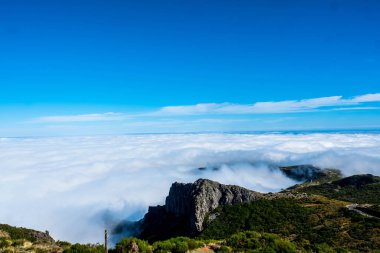 Pico Arieiro 'nun tepesinde, 1813 metre yüksekliğindeki Madeira' nın üçüncü en yüksek noktası.