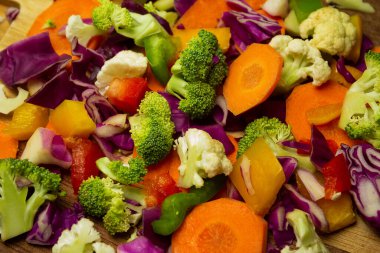 Hazırlık için hazırlanmış çeşitli ve doğranmış sebzelerin ayrıntıları..